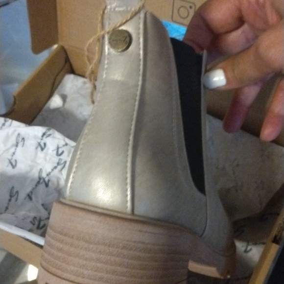 New Womens Sz 9 Seven7 light gold Chelsea slip on business casual boots - Picture 12 of 14